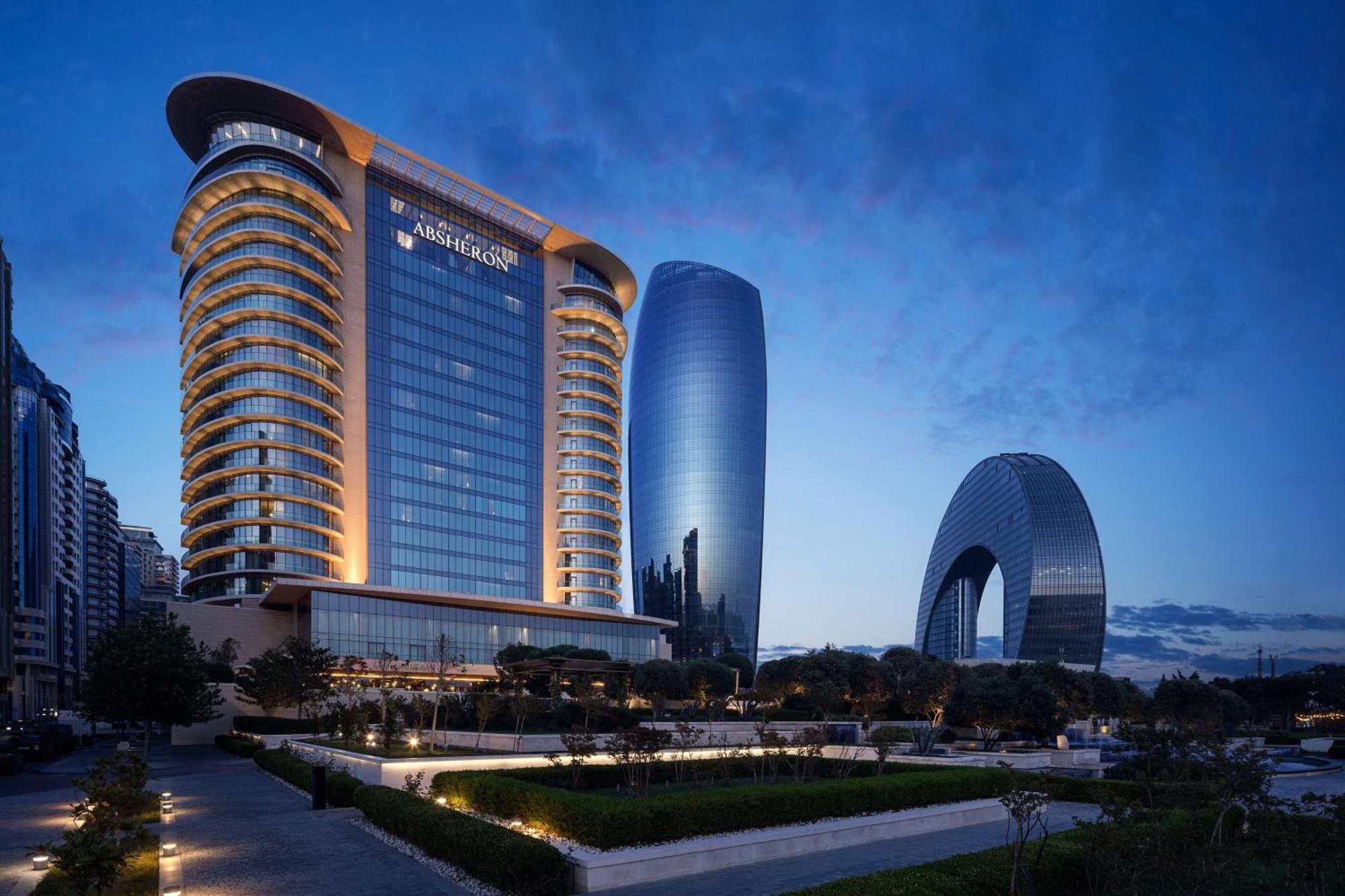 Jw Marriott Absheron Baku Hotel Εξωτερικό φωτογραφία The hotel at dusk